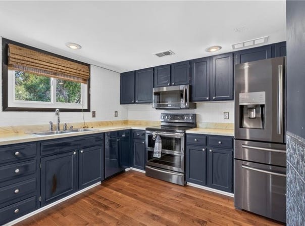 10913 Rosehill Road, Overland Park, KS 66210