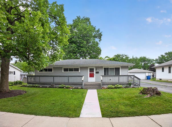 922 E Crestview Court, Crown Point, IN 46307