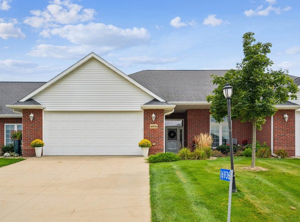 16936 Thunder Ridge Drive, Peosta, IA 52068