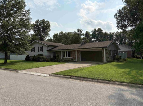 9844 Powers Dr., Newburgh, IN 47630