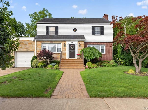 200 Canterbury Gate, Lynbrook, NY 11563