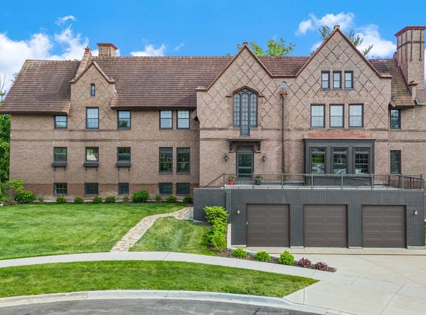 141 Loretto Court, Wheaton, IL 60189