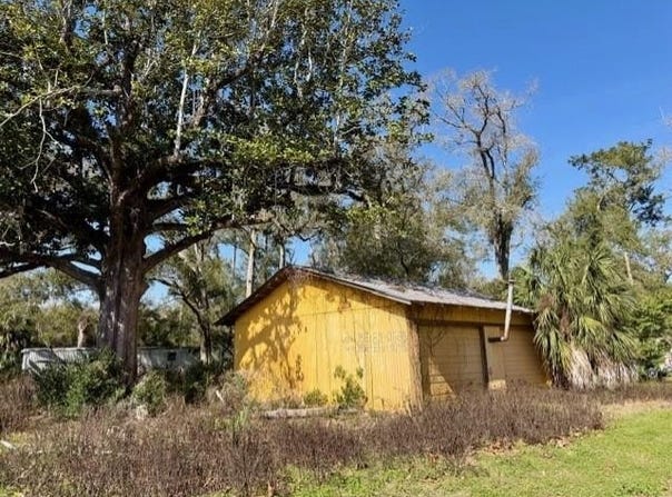 1219 N Paris St, Bell, FL 32619