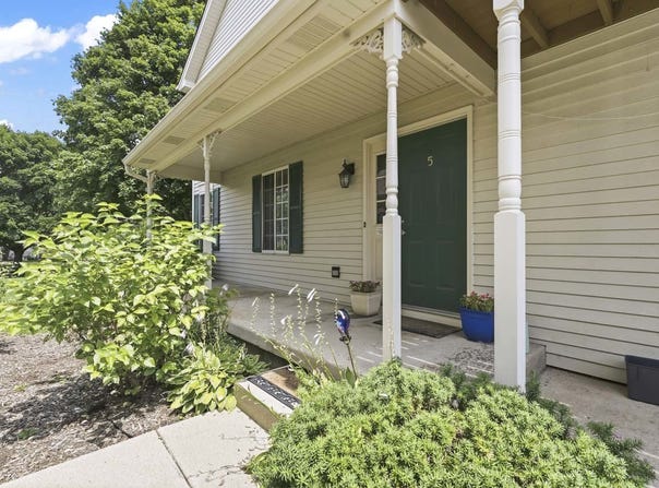 5 W Pheasant Trail, Lake In The Hills, IL 60156