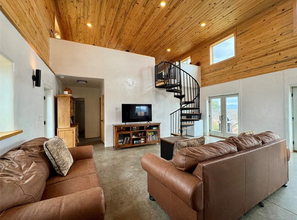 14 Outlander Drive, Carson, NM 87517