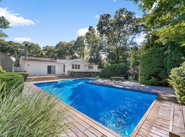 34 HOMEWOOD DR, Hampton Bays, NY 11946