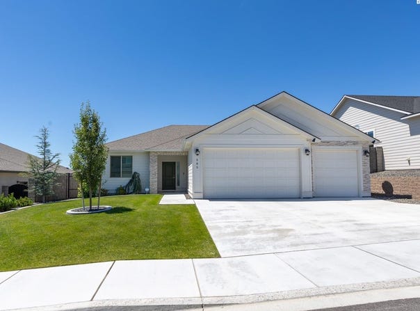 585 Lazio Way, Richland, WA 99352