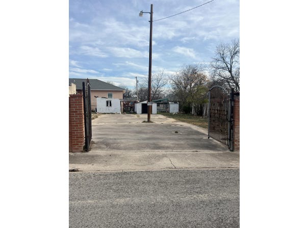 209 Chapoy, Del Rio, TX 78840
