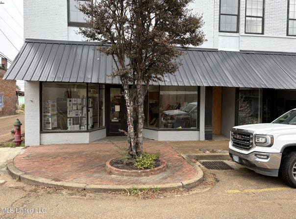 111 E Jackson Street, Belzoni, MS 39038