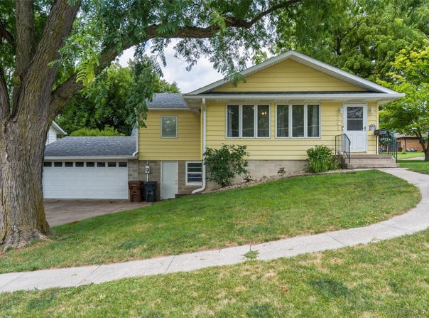 341 E Avenue, Nevada, IA 50201