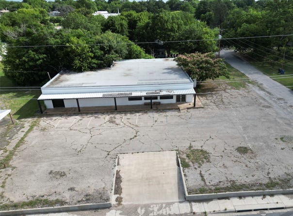 125 E Navarro Avenue, De Leon, TX 76444