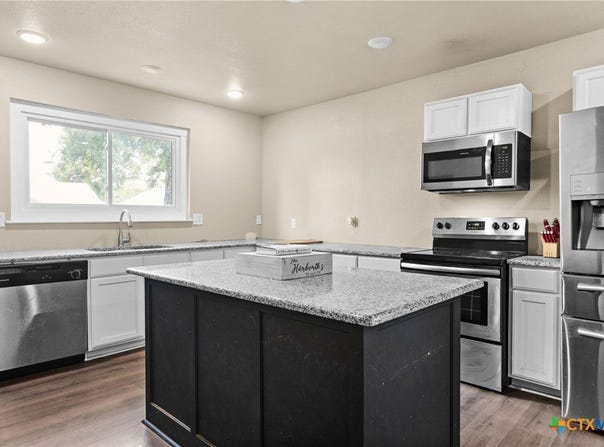607 S Main St, Lampasas, TX 76550