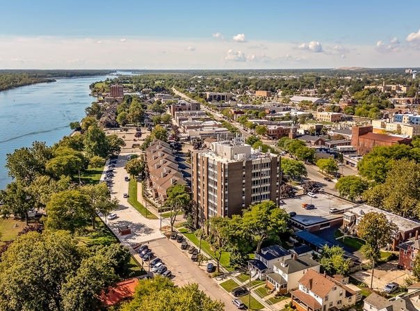 20 Chestnut, Wyandotte, MI 48192