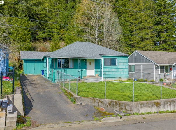 900 W 17TH St, Coquille, OR 97423