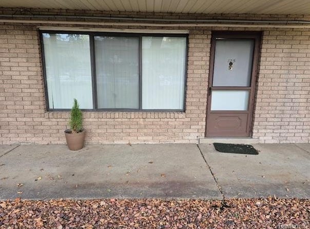 995 N Cass Lake Road, Waterford Twp, MI 48328