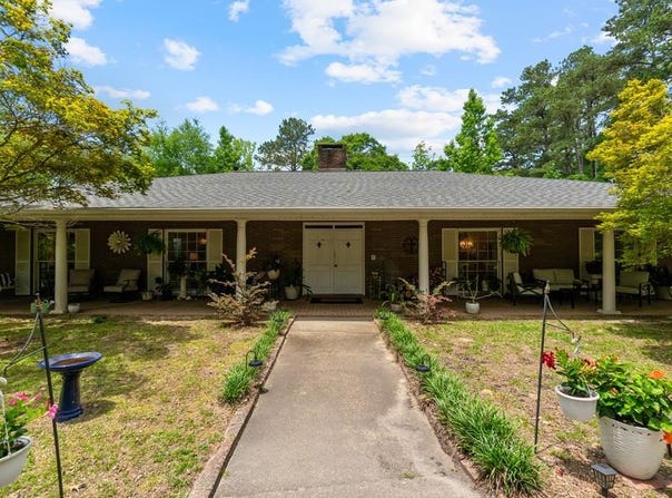 2086 Briarwood Dr., LAUREL, MS 39440