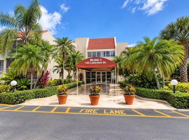 140 Lakeview Dr, Weston, FL 33326