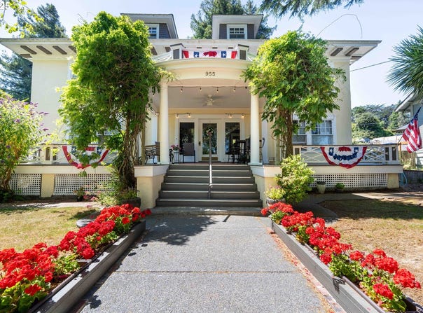 955 S 5TH St, CoosBay, OR 97420