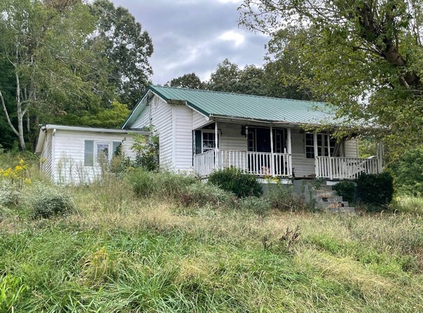 818 Chestnut St., Centertown, KY 42328