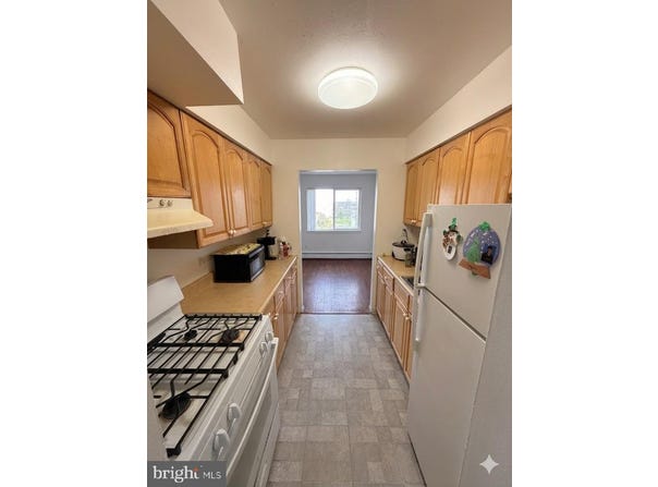 6-7 PINE LN, EAST WINDSOR, NJ 08520