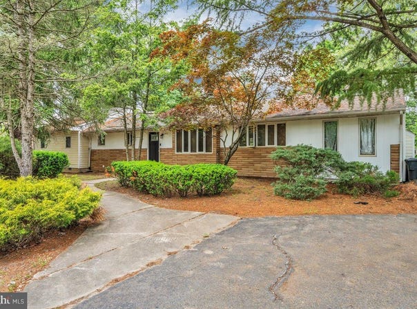 3 SOUTHGATE Drive, VOORHEES, NJ 08043