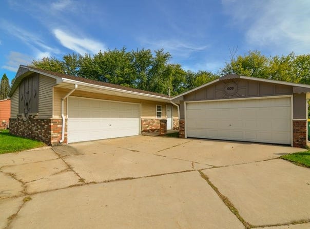 607 VICTORIA Court, GREEN BAY, WI 54311