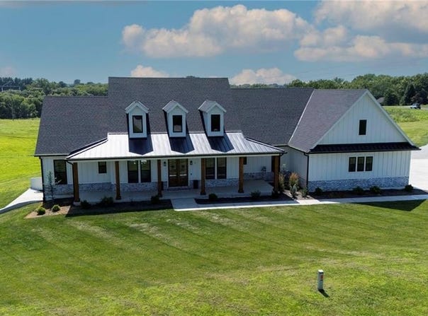 2 SE Woodview Rd, St Joseph, MO 64507