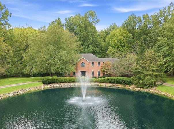 2412 E Pointe Drive SE, Warren, OH 44484