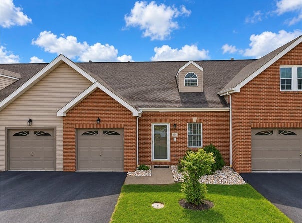 106 Paddock Ln, Whitehall, PA 15236