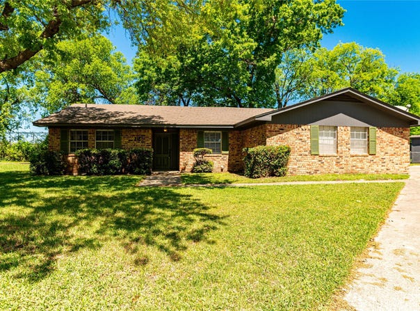 12 Brookhollow Circle, Gainesville, TX 76240