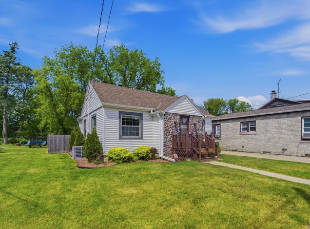 206 W Second St, Oconomowoc, WI 53066