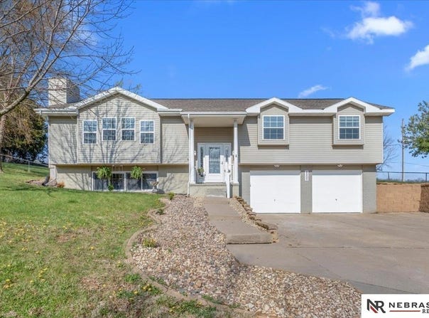 9500 Dawn Drive, Plattsmouth, NE 68048