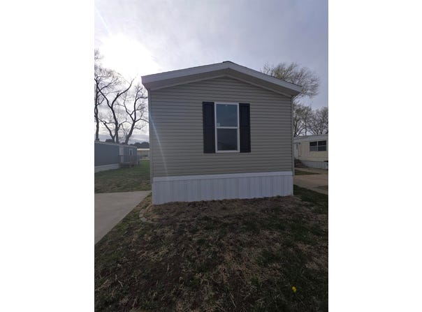 833 E Duke St, Vermillion, SD 57069