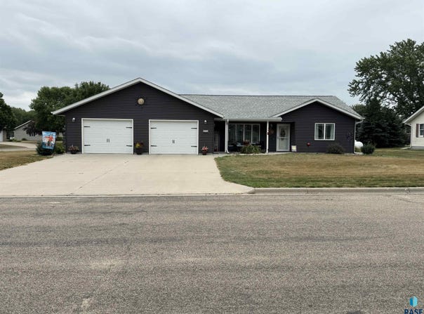326 Rock River Dr, Edgerton, MN 56128