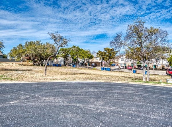 2004 N Bordeaux Dr, Kerrville, TX 78028
