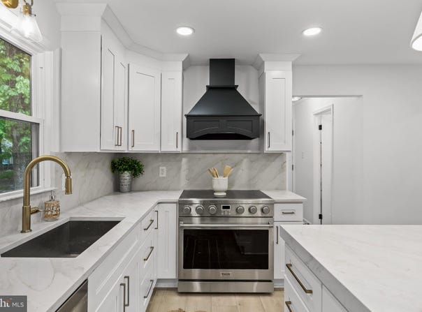 1 DICKSON Drive, MEDFORD, NJ 08055