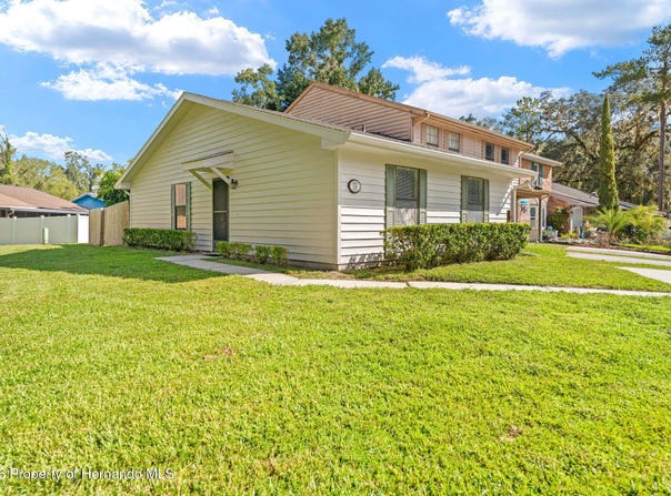 828 Village Drive, Brooksville, FL 34601