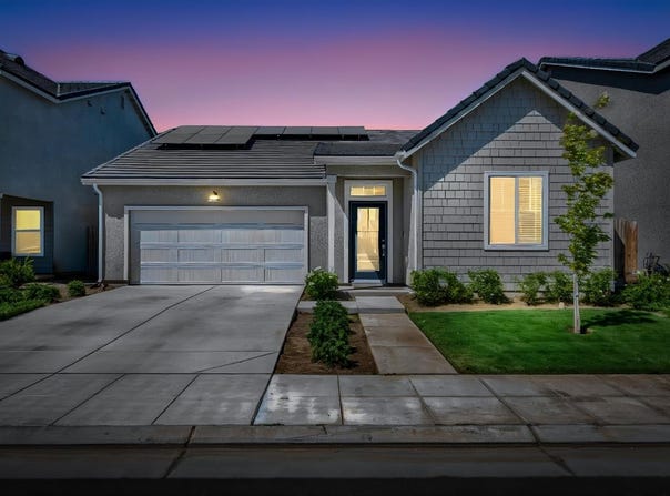 1069 Wolverton Way W, Madera, CA 93636