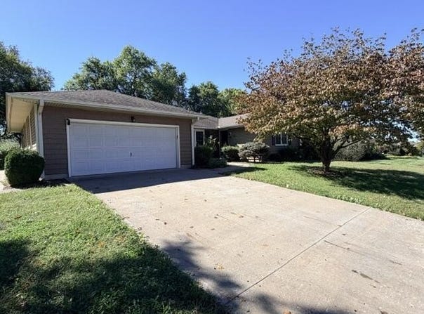 714 Lake Dr, Marshall, MO 65340