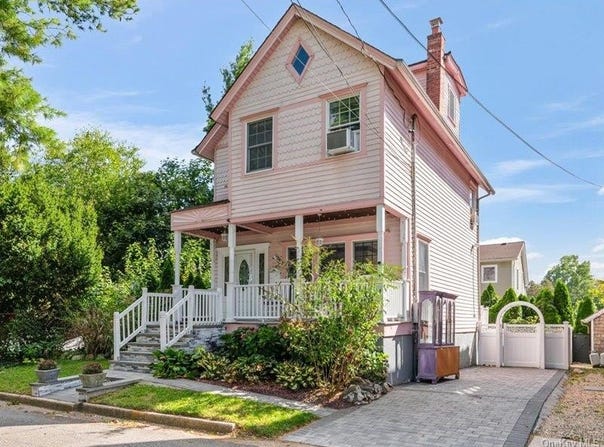 39 12th Avenue, Sea Cliff, NY 11579