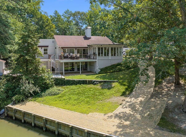 30 Golf Lane, WEEMS, VA 22576