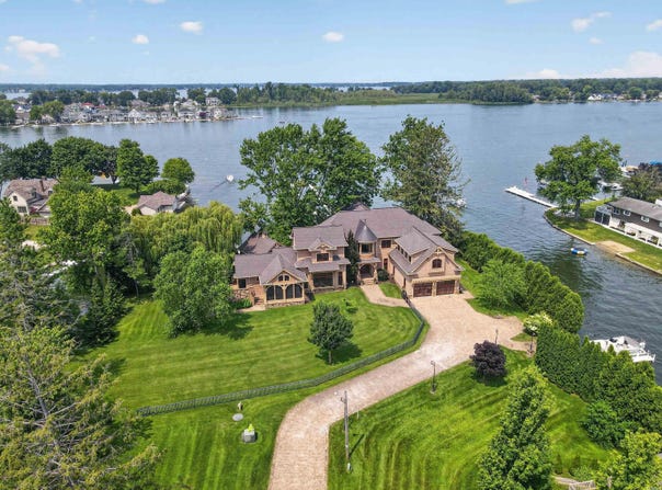 11751 N Black Point Road, Syracuse, IN 46567-7235