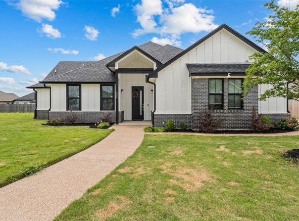 820 Forward Pass Drive, Hewitt, TX 76643