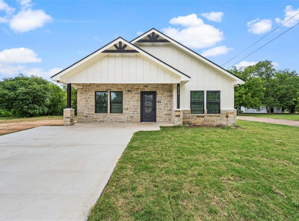 214 Rogers Street, McGregor, TX 76657