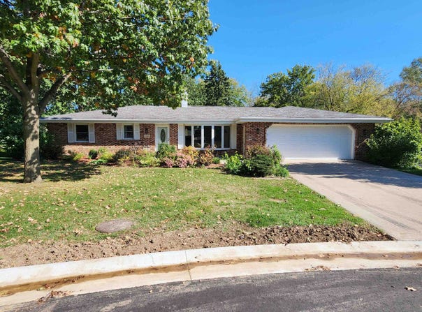 4942 Asbury Circle, Dubuque, IA 52002