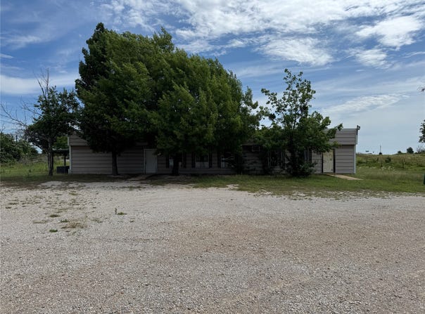 102 N 6 Highway, Carbon, TX 76435