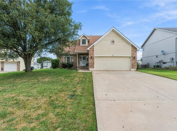 1112 Camelot Drive, Raymore, MO 64083