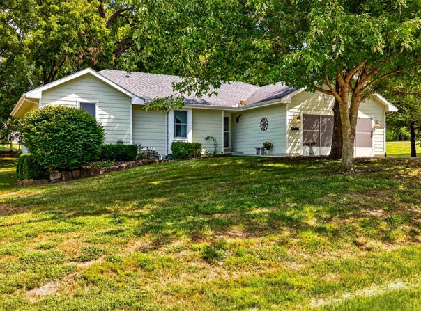 5920 NE Marple DR, Topeka, KS 66617
