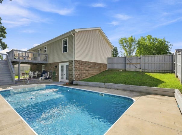 725 CHRISTIANSEN Drive, STRASBURG, VA 22657
