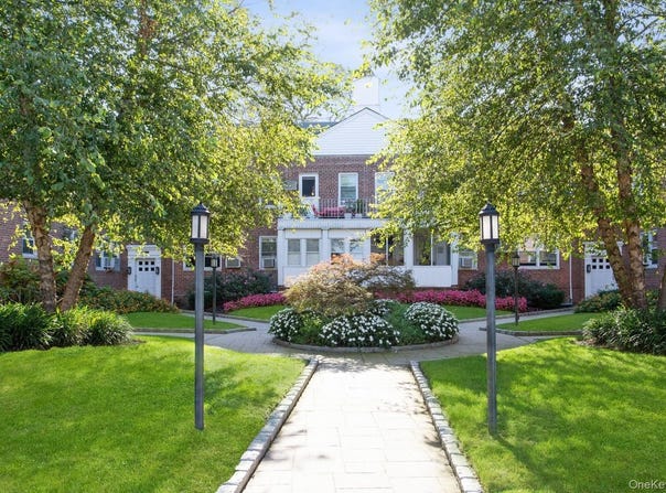 1385 Broadway, Hewlett, NY 11577